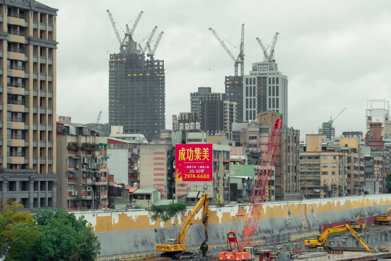 物流中心货架选型对比：横梁式与阁楼式仓储设备的适用场景解析