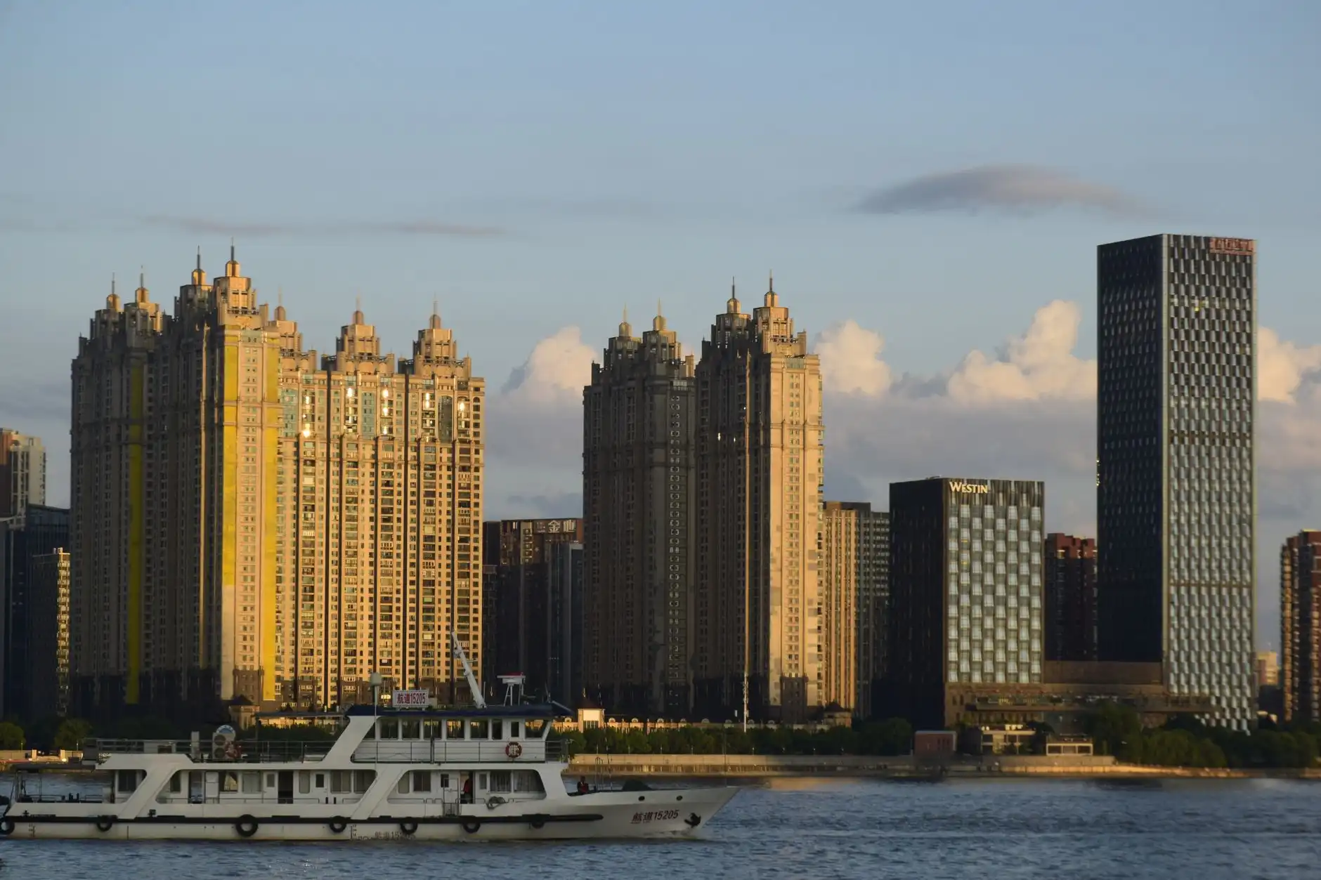 重型货架与阁楼式货架对比：哪类仓储方案更适合你的工厂
