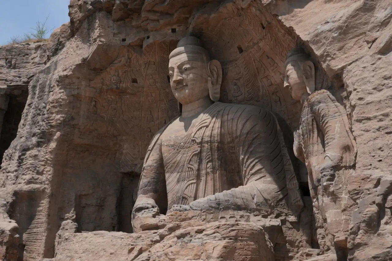 重型货架与穿梭车货架在物流中心的应用对比与选型指南